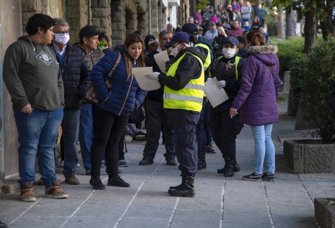 Cola interminables en los bancos para cobrar las jubilaciones.