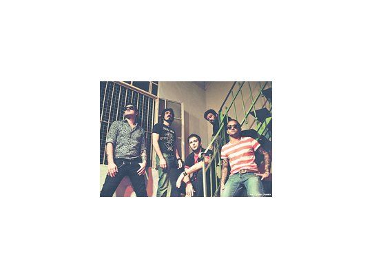 El grupo que lidera el cantante Alejandro Fassi presentó los temas de su disco «Fábulas de la locura», que además de atractivas letras y melodías viene con bellos textos y dibujos de escritores y artistas plásticos.
