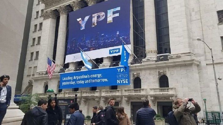 La acción de YPF voló en Wall Street este lunes. 