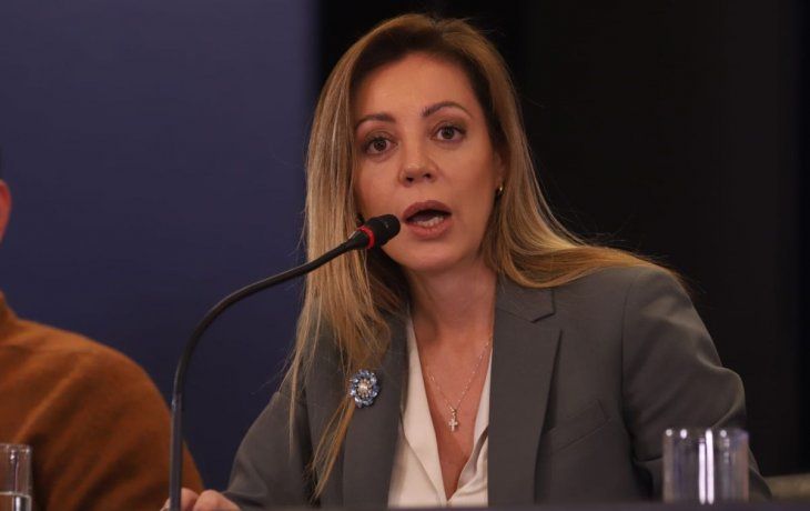 La secretaría de Energía, Flavia Royon, firma la resolución.&nbsp; &nbsp;