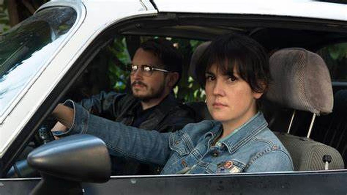 Netflix: A woman suffers a robbery in her house and together with her neighbor they decide to chase the thieves giving rise to unexpected events