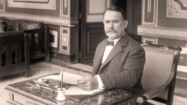 El general Obregón pierde el brazo derecho en 1915 por una explosión de granada.