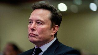 Elon Musk demandó a OpenAI y a Apple.