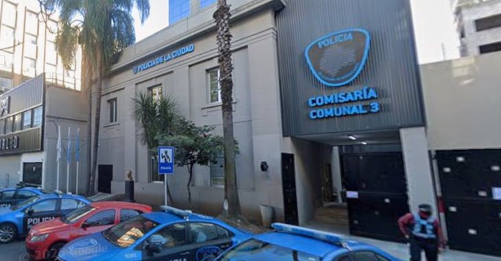 La Comisaría Vecinal 3, está ubicada en la calle Venezuela 1931 y había allí 72 detenidos al momento de los incidentes. La Comisaría Vecinal 3, está ubicada en la calle Venezuela 1931 y había allí 72 detenidos al momento de los incidentes.