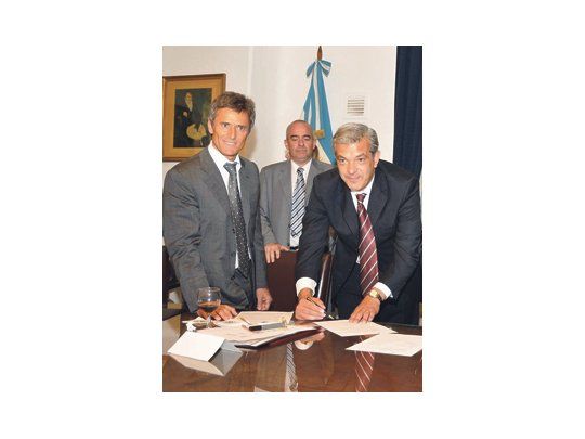 El ministro de Agricultura, Julián Domínguez, y el ministro de Asuntos Agrarios de Buenos Aires, Ariel Franetovich, llevan a cabo esta semana una recorrida por el sudoeste bonaerense para ayudar a los productores afectados por la sequía.