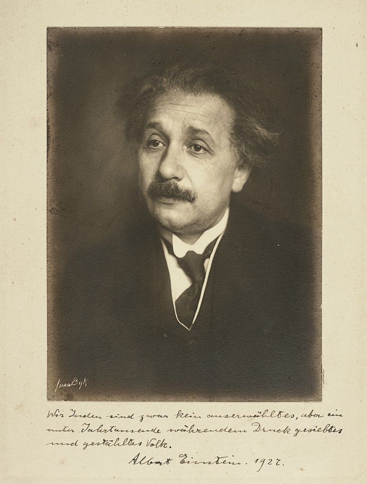 Hay quienes ven en el Albert Einstein de sus últimos años el paradigma del “genio loco”, pero cuando Fritz Lang creo el personaje de Rotwang en 1927, fijando en la imaginación popular el “look” del personaje, Einstein lucia muy distinto Hay quienes ven en el Albert Einstein de sus últimos años el paradigma del “genio loco”, pero cuando Fritz Lang creo el personaje de Rotwang en 1927, fijando en la imaginación popular el “look” del personaje, Einstein lucia muy distinto