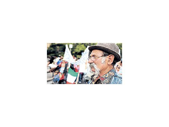 Unas 3.000 gitanos y militantes por los derechos humanos repudiaron ayer en las calles de Roma la violencia desatada en su contra en el último tiempo por grupos de extrema derecha.
