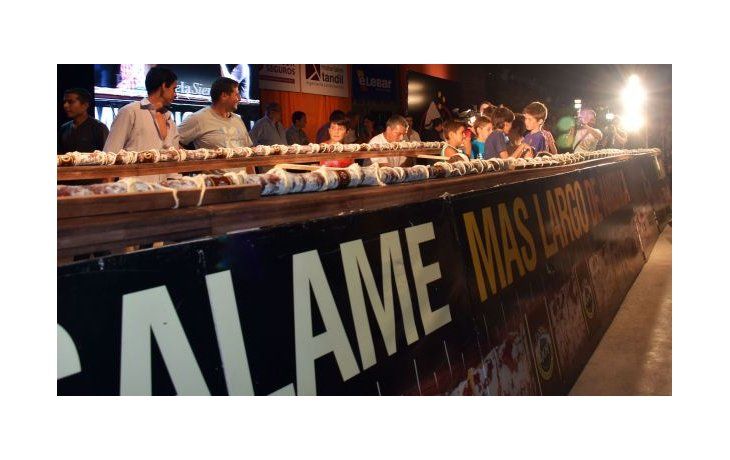 La ciudad bonaerense de Tandil presentó el salame de denominación de origen más largo de América, de 28,2 metros de longitud y 88,2 kilos de peso, informaron los promotores del récord.