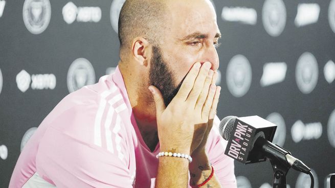 Sentimiento. El “Pipita” Higuain no pudo dejar de conmoverse al anunciar su retiro del fútbol tras 17 años y medio de carrera.