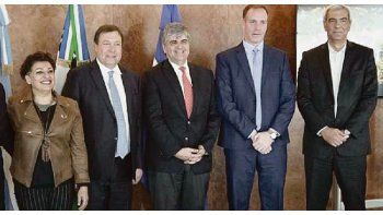 firma.Weretilneck, la intendenta Costa y Gutiérrez, de YPF.