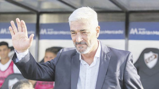 Diferencias. Omar De Felippe se reunió con la directiva, pero no hubo acuerdo para que sea el técnico.