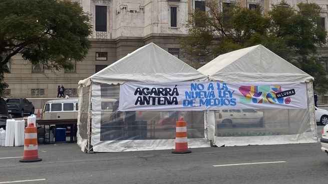 El Sindicato Único de Telecomunicaciones lleva a cabo un paro por 24 horas en contra de la Ley de Medios.