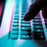 Escrache virtual: la Corte ordenó borrar una acusación de abuso y revelar quiénes estaban detrás.