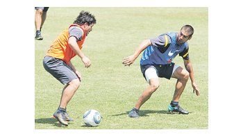 Diego Rivero en la práctica de fútbol. El volante de Boca fue confirmado como titular para enfrentar a Racing.