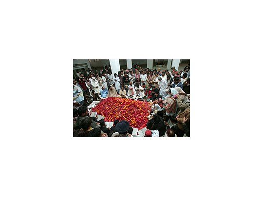 Tensión en Pakistán: vocera de Bhutto asegura que murió de disparo en la cabeza