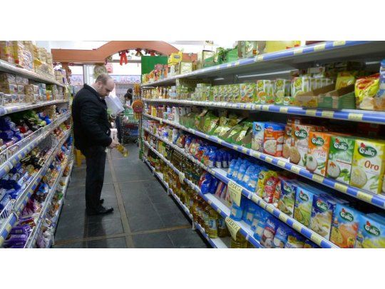 El informe indica que frente a una inflación anualizada, que calcula superior al 42%, los precios de los alimentos en la Argentina en términos nominales en pesos, al convertirlos al tipo de cambio oficial en dólares terminan siendo más caros que otros países de la región tomando como referencia la misma unidad de medida monetaria.