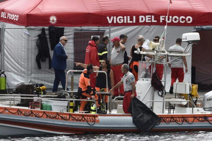 El cuerpo del primer fallecido confirmado se encontró en el pecio del velero. 