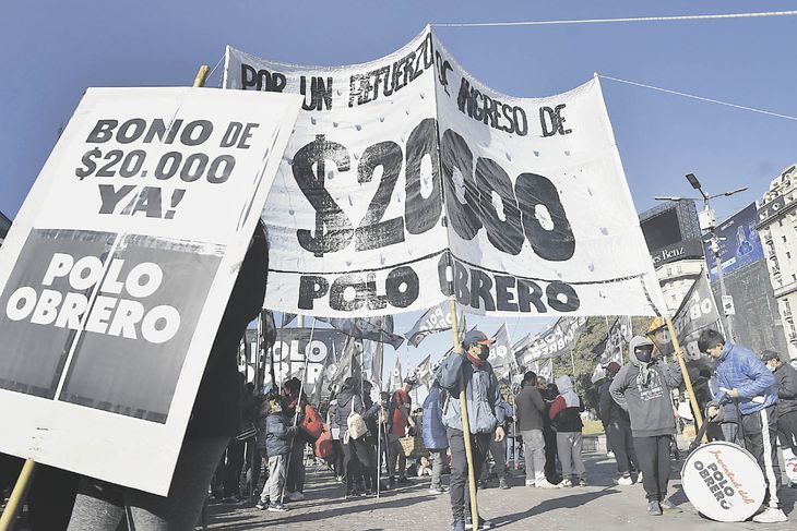 protesta. Movimientos sociales se concentraron en Puente Pueyrredón, donde realizaron un acto. Reclamaron por un salario universal. Agrupaciones de izquierda, en el centro porteño, demandaron un bono de $20 mil.