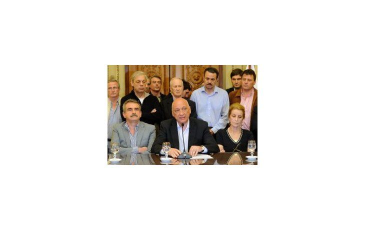 Durante la conferencia de prensa Bonfatti estuvo acompañado por el Ministro de Defensa nacional, Agustín Rossi.