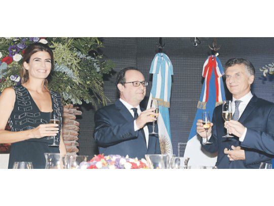 Mauricio Macri, François Hollande y Juliana Awada ayer en la cena de gala que el Gobierno le ofreció al presidente de Francia en el Museo del Bicentenario.