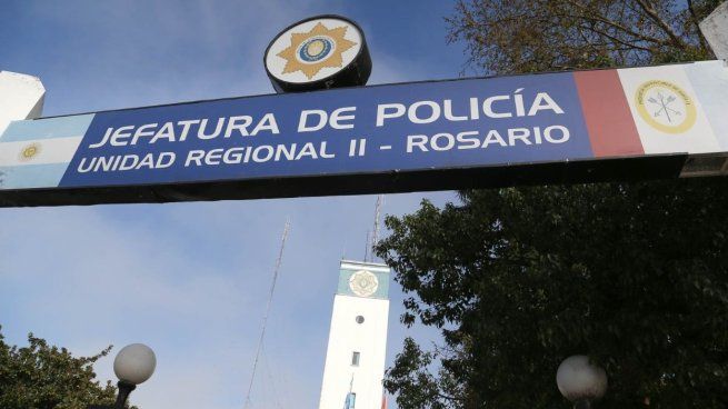 La policía reprimió a policías que se manifestaban en Rosario.