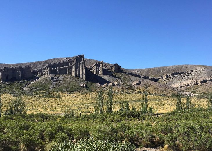 A tan solo 30 km de Malargüe, los Castillos de Pincheira ofrecen un paraje aislado ideal para desconectar de la rutina. A tan solo 30 km de Malargüe, los Castillos de Pincheira ofrecen un paraje aislado ideal para desconectar de la rutina.