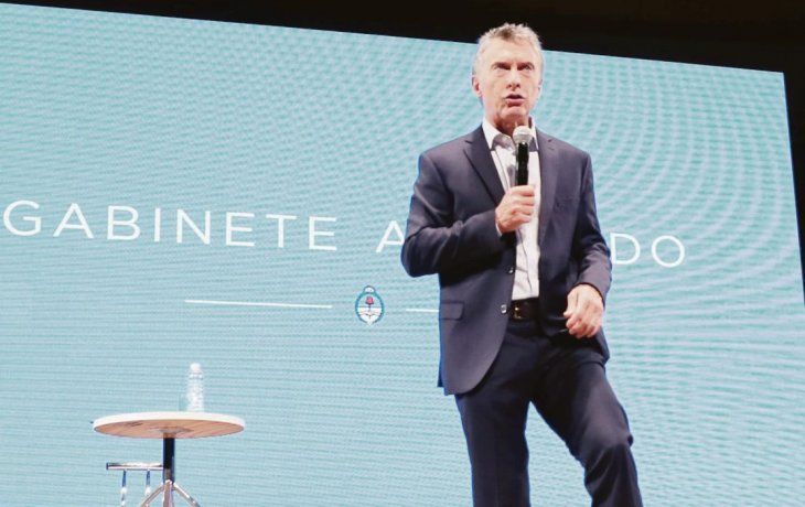 Colores. Mauricio Macri ayer en el CCK. Medias de distinto color para adherir al Día Mundial del Síndrome de Down.&nbsp;