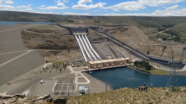 El único punto de abastecimiento eléctrico a la región cordillerana de Río Negro parte de la central hidroeléctrica Alicurá. Fue inaugurado en 1986 y se encuentra al límite de su capacidad.