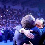 Javier Milei se estrecha en un abrazo con el pastor Jorge Ledesma, en Chaco. Javier Milei se estrecha en un abrazo con el pastor Jorge Ledesma, en Chaco.