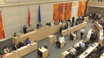 La propuesta tuvo el apoyo de todos los partidos parlamentarios (socialdemócratas, democristianos, ultranacionalistas e izquierdistas).