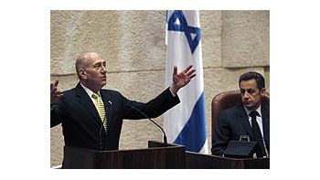 Nicolas Sarkozy escucha al premier israelí, Ehud Olmert, mientras habla al Parlamento en Jerusalén.