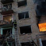 Bomberos y equipos de rescate combaten las llamas en un edificio residencial alcanzado por el ataque ruso del domingo sobre Kiev Bomberos y equipos de rescate combaten las llamas en un edificio residencial alcanzado por el ataque ruso del domingo sobre Kiev