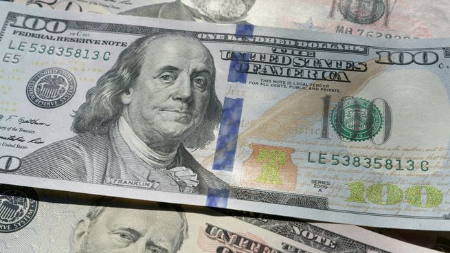 El dólar global retrocede desde sus máximos de siete semanas ante nuevas expectativas por recortes de la Fed.