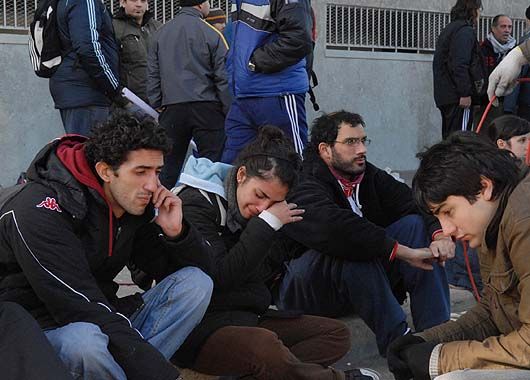 Hinchas de Huracán lloran desconsolados ante la falta de entradas.