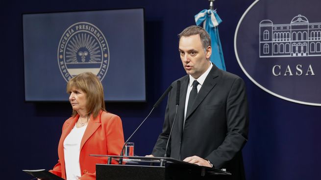 Bullrich y Adorni encabezaron el anuncio en la Casa Rosada, donde confirmaron la llegada de equipos nacionales y maquinaria pesada a los municipios más afectados por las inundaciones.