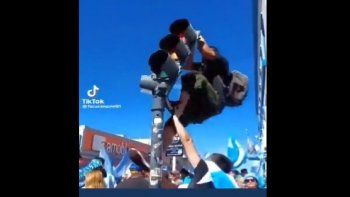 los videos de las peores caidas durante la caravana por la seleccion argentina