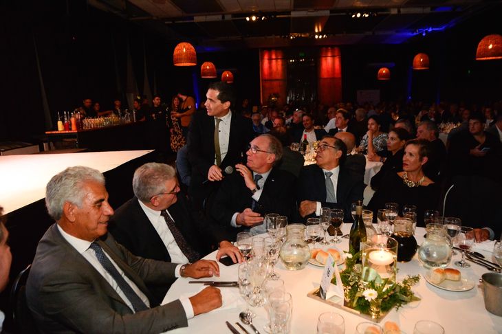 Día de la Minería en Córdoba II. El nuevo secretario de Minería de la Nación, Luis Lucero, tomó el micrófono para dar su primer mensaje público. En esta imagen, tuvo que elegir una categoría para la trivia interactiva que organizó CAEM para los 380 invitados. Día de la Minería en Córdoba II. El nuevo secretario de Minería de la Nación, Luis Lucero, tomó el micrófono para dar su primer mensaje público. En esta imagen, tuvo que elegir una categoría para la trivia interactiva que organizó CAEM para los 380 invitados.