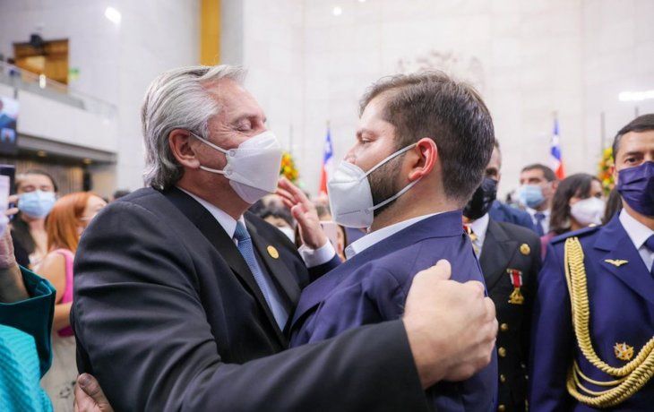 El presidente chileno, Gabriel Boric, agradeció un regalo de su par argentino, Alberto Fernández, que consiste en un disco original de Luis Alberto Spinetta﻿.