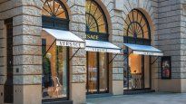 El acuerdo definitivo por la compra de Versace es de casi u$s1.400 millones,