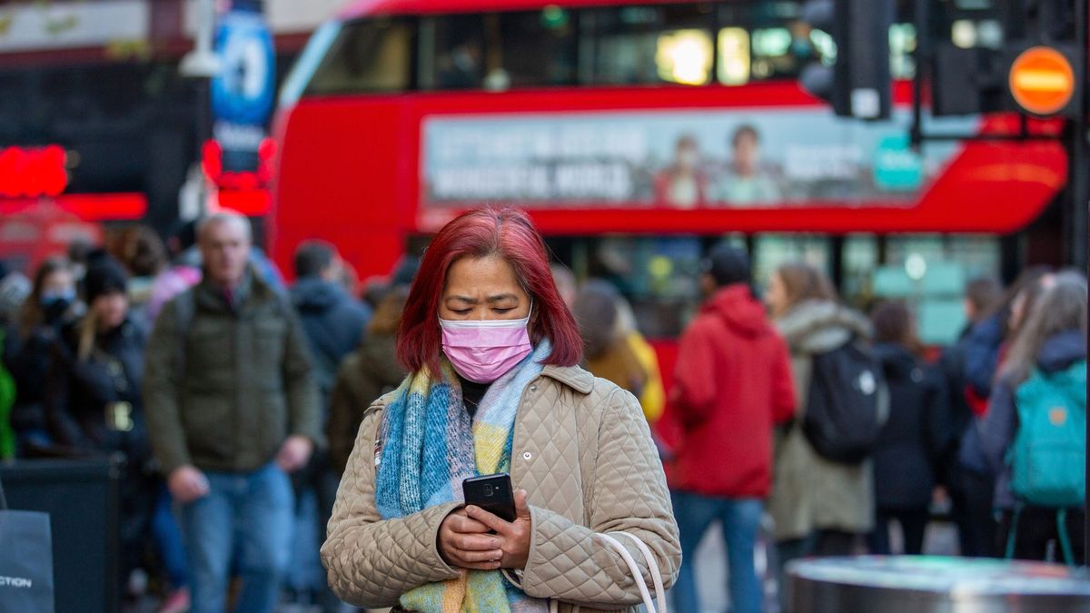 UK records record number of people infected with Covid-19 UK records record number of people infected with Covid-19