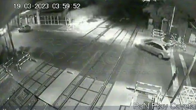 Auto vías Tren Sarmiento.jpg