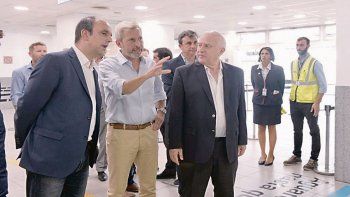 Incómodos. El candidato de Cambiemos, José Corral, llegó hasta el aeropuerto de Rosario y fue parte de la foto entre el ministro del Interior Rogelio Frigerio y el gobernador socialista Miguel Lifschitz.&nbsp;