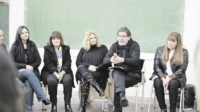 descripción. El funcionario anticipó los ejes de las pruebas que se realizarán hacia fin de mes a un grupo de docentes y autoridades de una escuela primaria de la localidad bonaerense de San Vicente.
