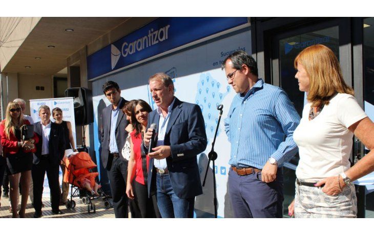 Carlos Pirovano inaugura la nueva sucursal, junto a empresarios y representantes de bancos de la zona.