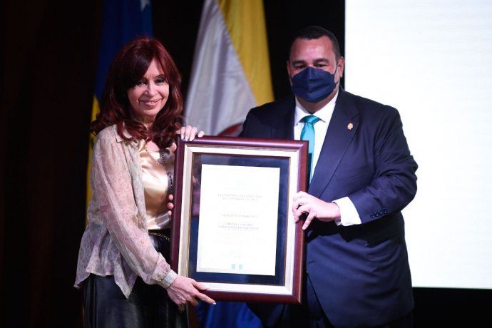 Cristina recibió la distinción como Ciudadana Ilustre y la Llave de la Ciudad por parte del Alcalde de Tegucigalpa, Jorge Aldana.