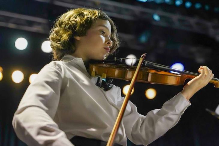 Nacido en 2013, aprendió a tocar el violín antes de saber leer y escribir.