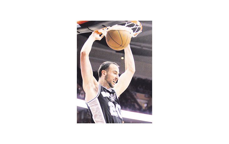 Emanuel Ginóbili desciende de su vuelo, tras depositar el balón en el aro. San Antonio se repuso de su caída ante Menphis y venció a Cleveland.