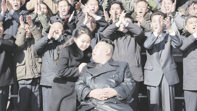DEMOSTRACIÓN. Kim Jong Un y su “amada hija” Ju Ae -hasta ahora ausente en los medios estatales de Corea del Norte- posaron para una sesión de fotos en un acto con científicos y militares involucrados en el programa misilístico norcoreano.