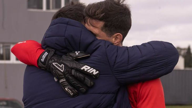 Santiago Mele, el arquero recién incorporado por Independiente, y Rodrigo Rey en el predio de Villa Domínico.