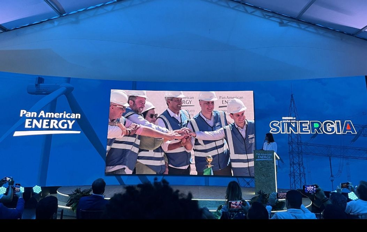 El momento del corte de cinta fue trasmitido y seguido en directo por el resto de los invitados que estaban en la carpa. El momento del corte de cinta fue trasmitido y seguido en directo por el resto de los invitados que estaban en la carpa.